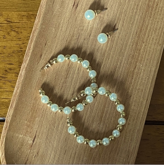 🤍3/$30 Pearl and Gold Hoops & Pearl Stud Earrings - Picture 2 of 3